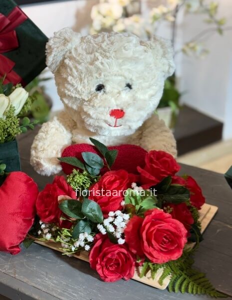 Orsetto bianco con composizione