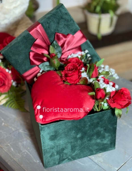 Scatola rose e nebbiolina con peluche