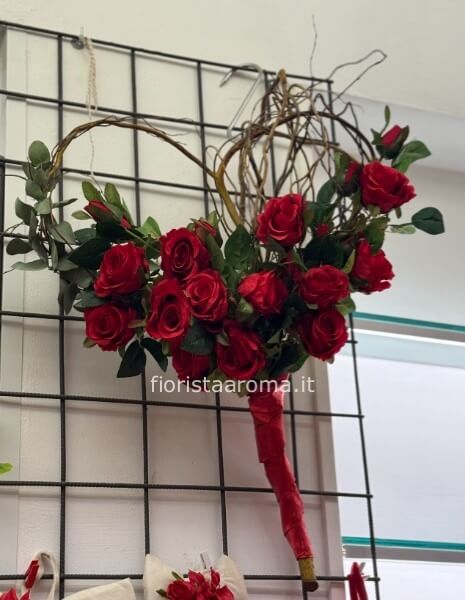 Cuore di salice con mazzo di rose