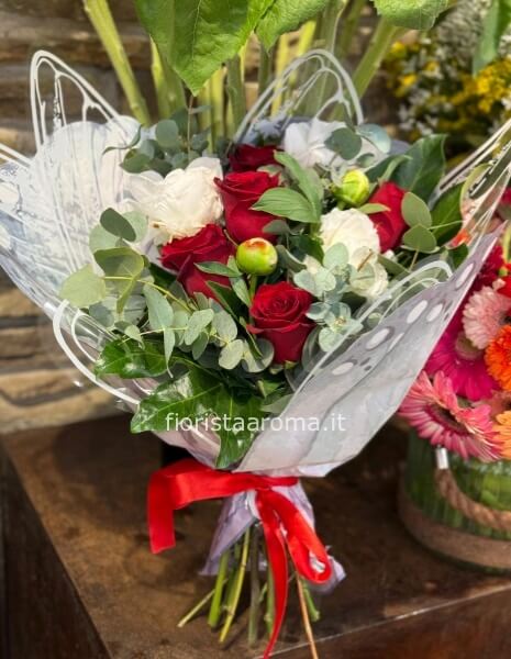Rose rosse e peonie bianche