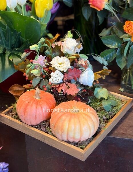 Composizione di fiori con zucche